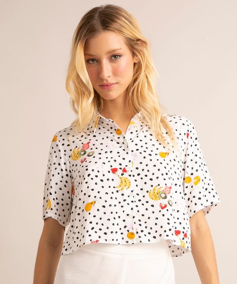 camisa cropped de viscose manga curta estampada de poá com frutas off white
