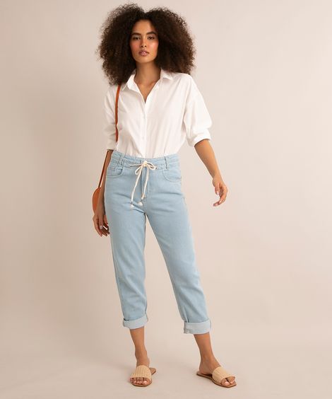 calça mom jeans cintura super alta com cordão e barra dobrada azul claro