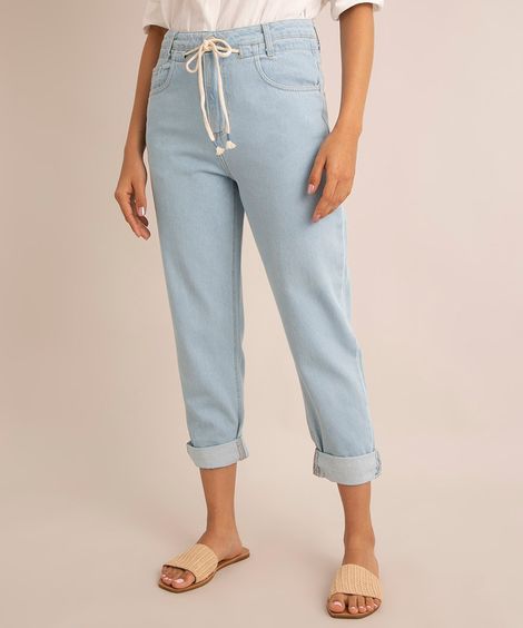 calça mom jeans cintura super alta com cordão e barra dobrada azul claro