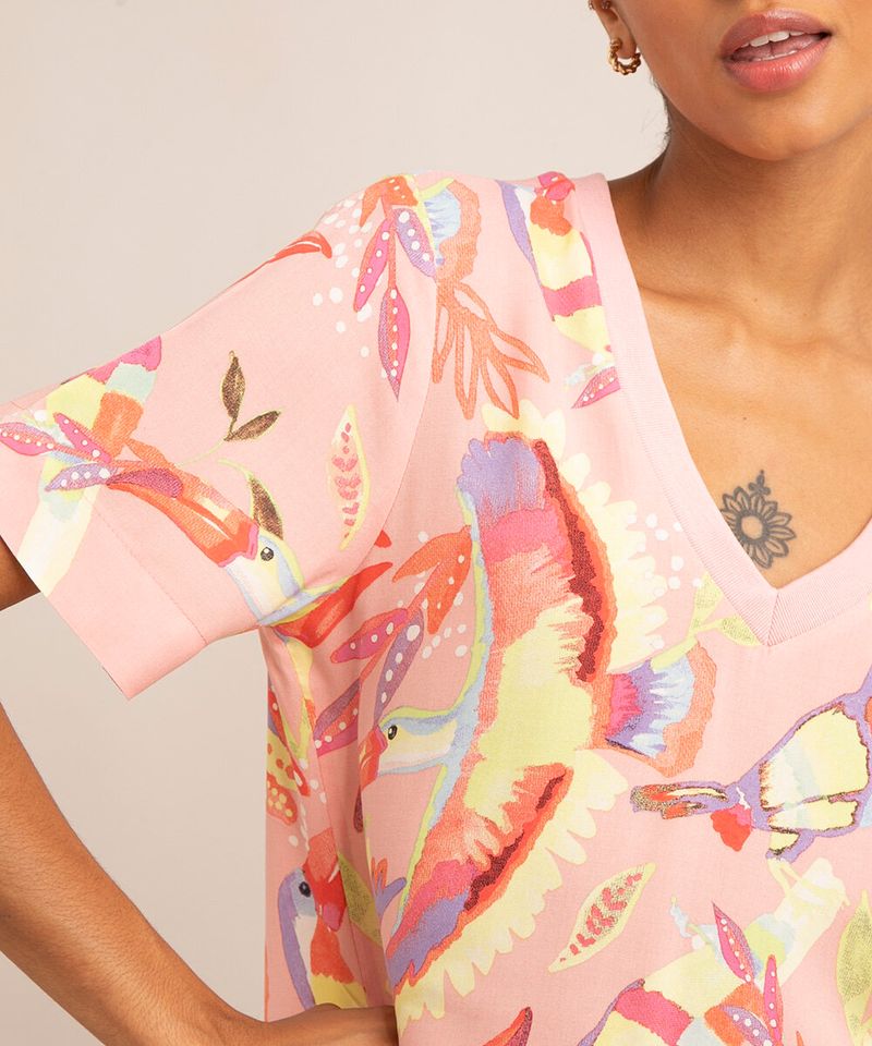 vestido-curto-de-viscose-manga-curta-decote-v-estampa-de-tucanos-rosa-1006764-Rosa_3