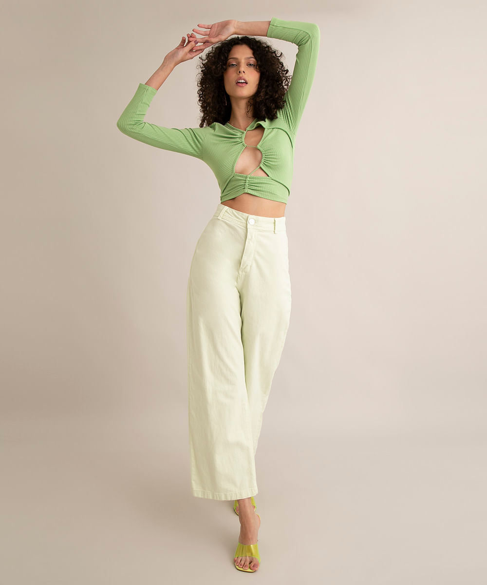 blusa cropped canelada cut out com franzido manga longa verde
