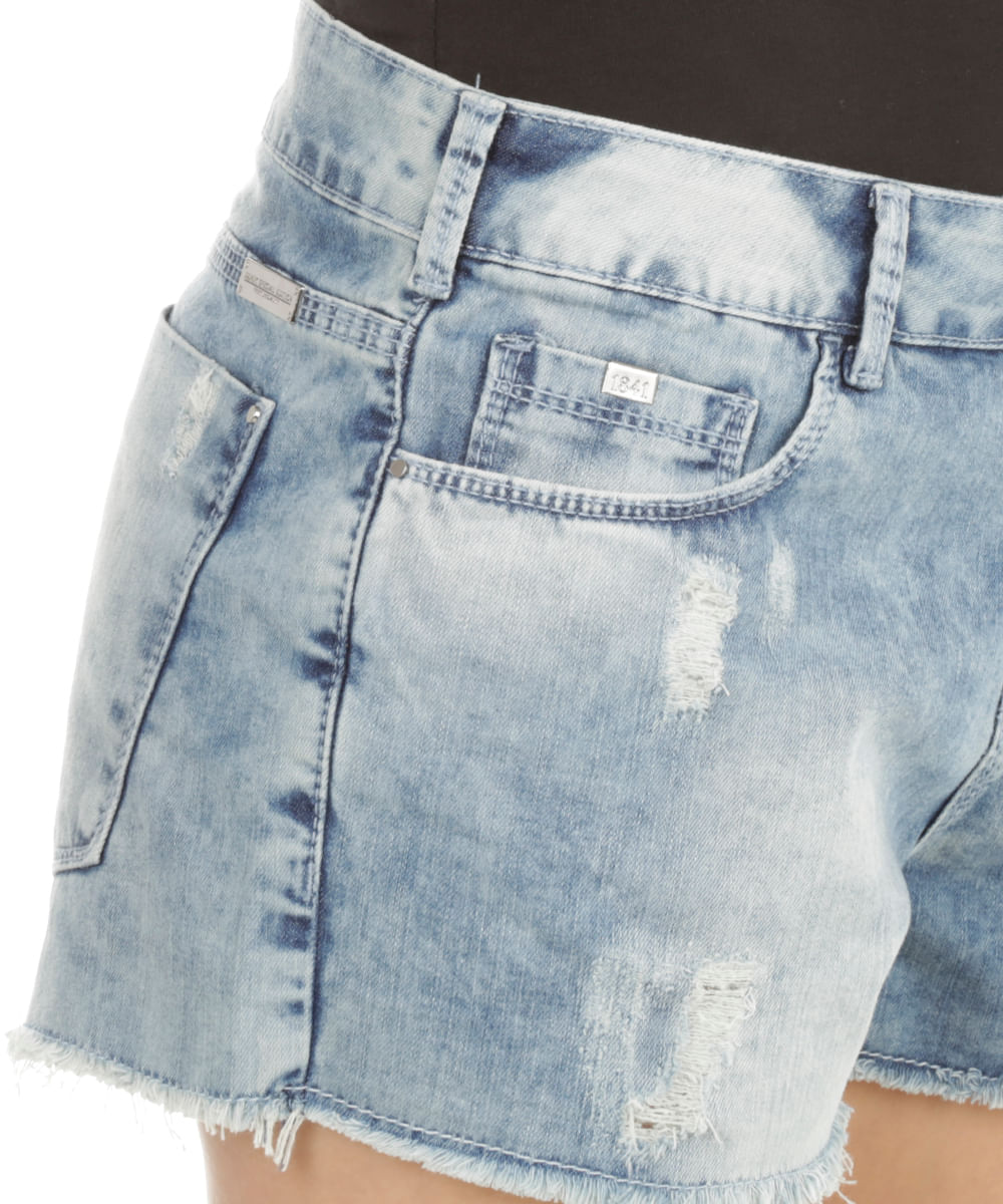 Short Jeans com Puídos Azul Claro