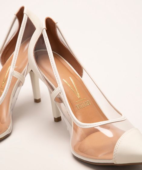 scarpin feminino com recorte em vinil bico fino salto alto fino vizzano bege claro