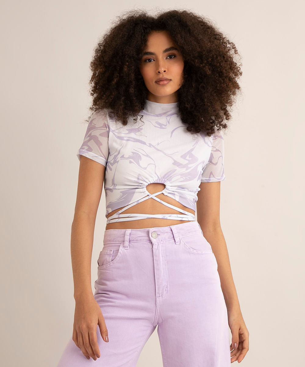 blusa cropped de tule manga curta gola alta com amarração estampa psicodélica lilás