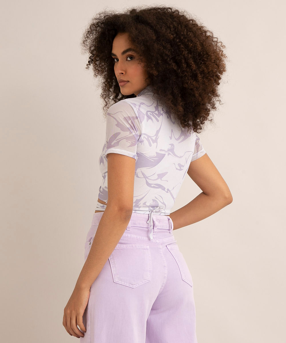 blusa cropped de tule manga curta gola alta com amarração estampa psicodélica lilás