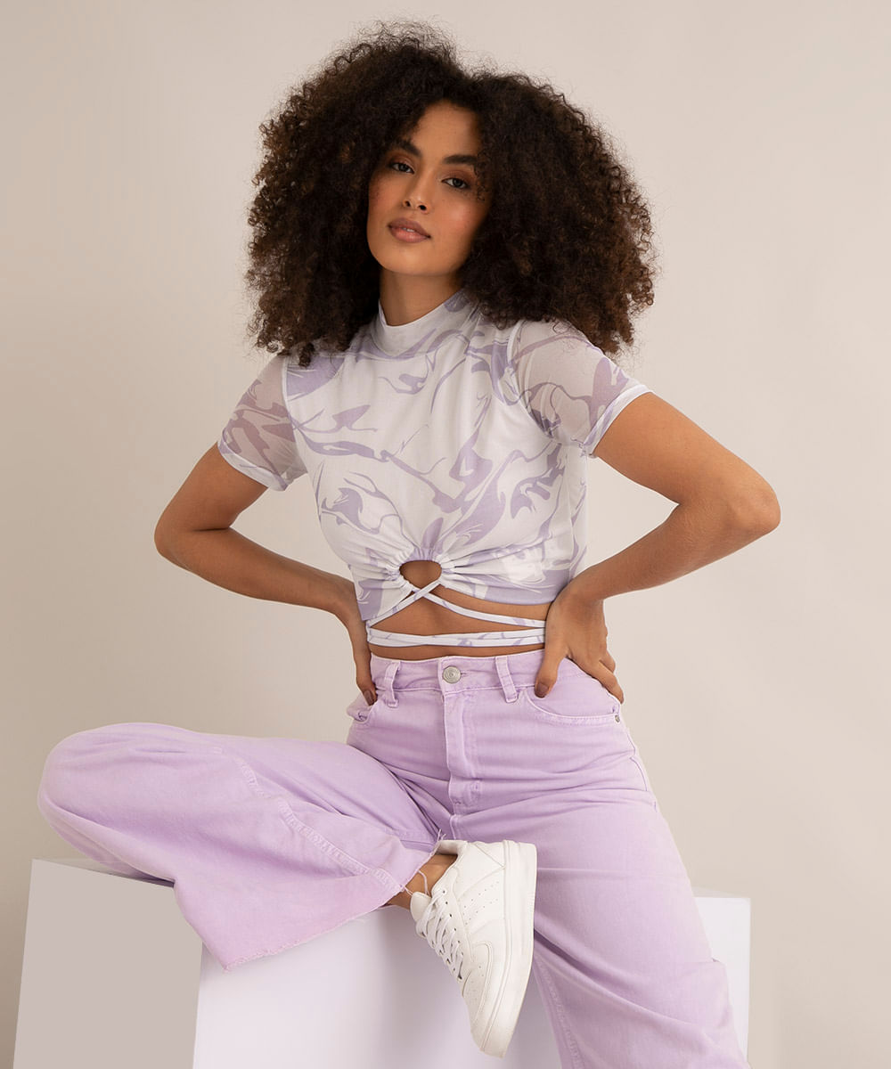 blusa cropped de tule manga curta gola alta com amarração estampa psicodélica lilás
