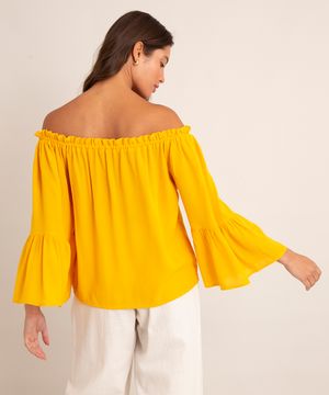 blusa de viscose texturizada manga longa open shoulder amarela