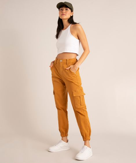calça jogger de sarja cintura super alta com bolsos cargo caramelo