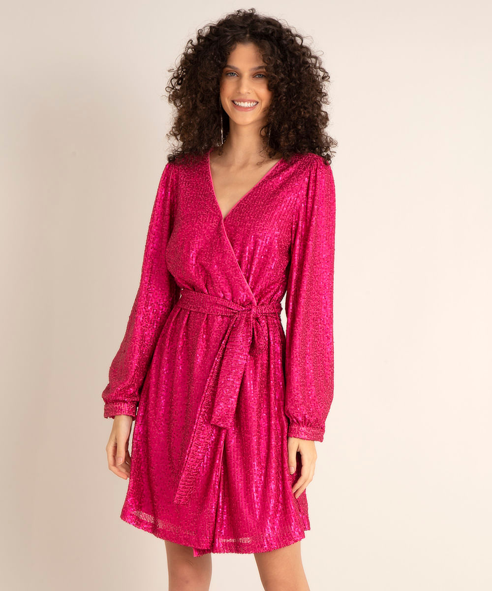 Vestido trasado com paetê rosa, da C&A