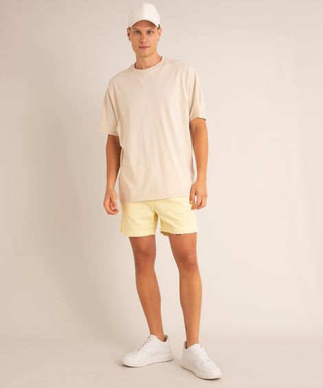short de sarja com cordão amarelo