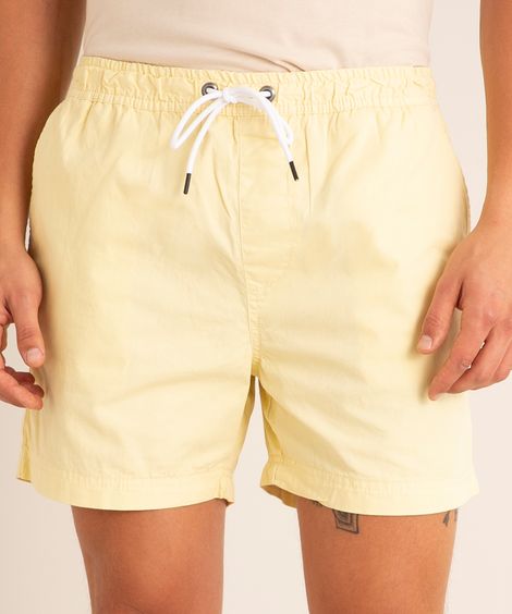 short de sarja com cordão amarelo