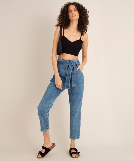 calça mom jeans slim com amarração cintura super alta azul médio