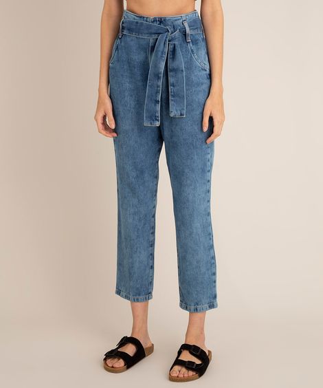 calça mom jeans slim com amarração cintura super alta azul médio