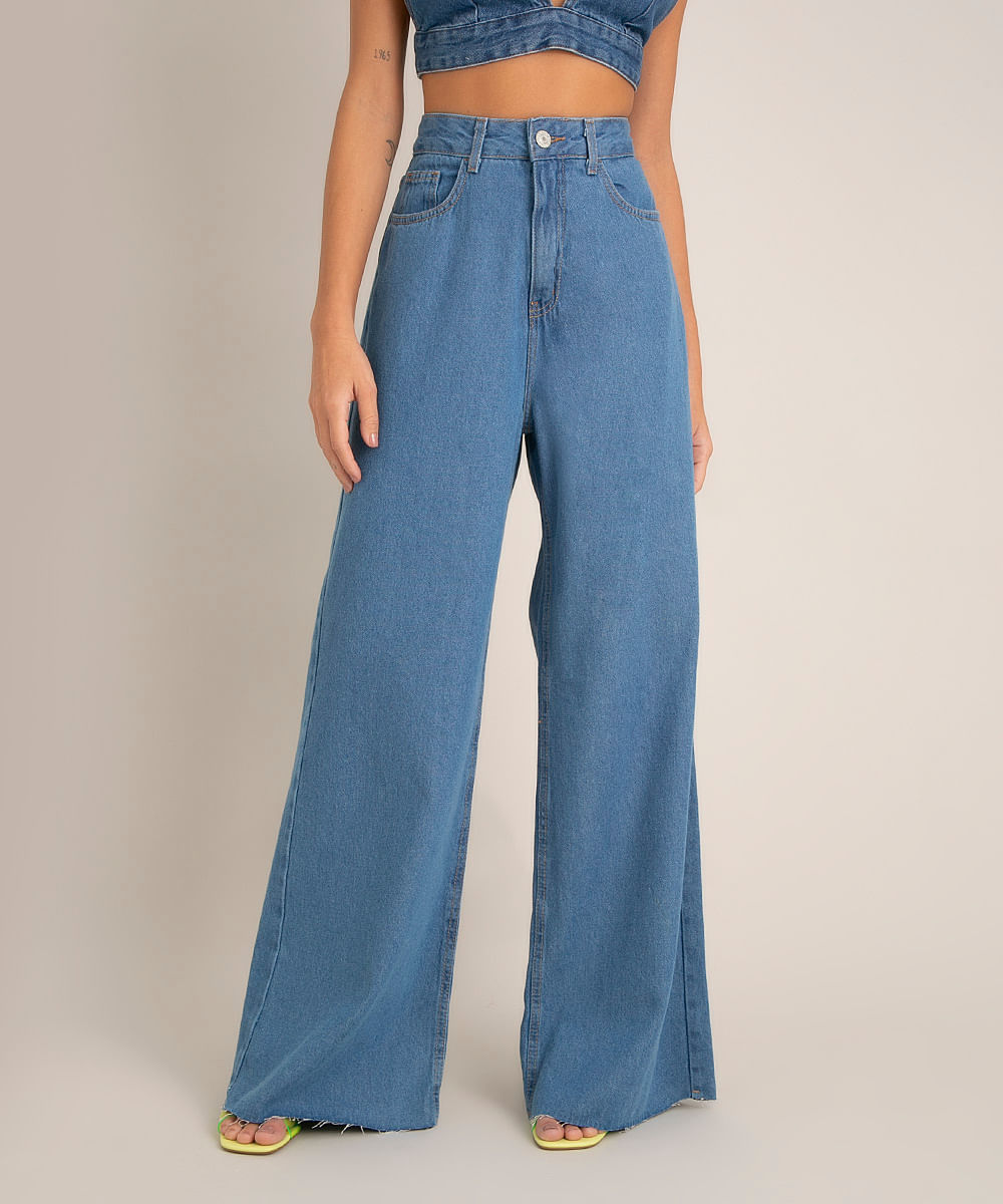 <em>Wide leg</em> jeans com barra desfiada, da C&A