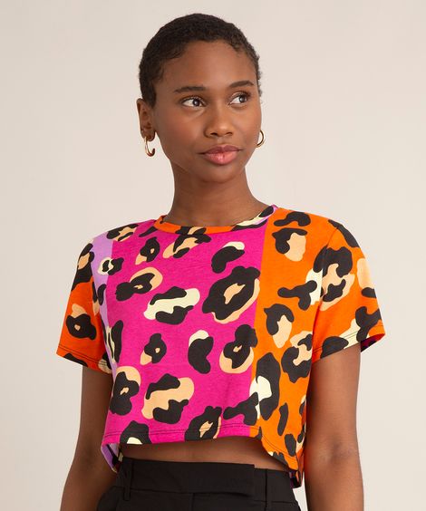 camiseta cropped de algodão manga curta decote redondo animal print multicor
