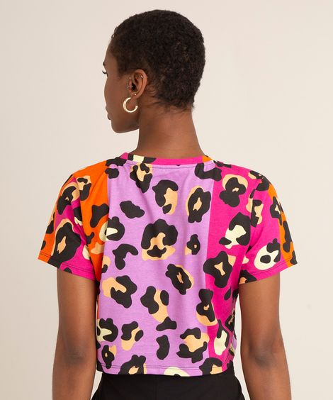 camiseta cropped de algodão manga curta decote redondo animal print multicor