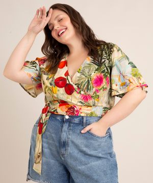 blusa plus size cropped de viscose estampada flor de jambo manga curta decote v além dos mares salvador preta gil bege
