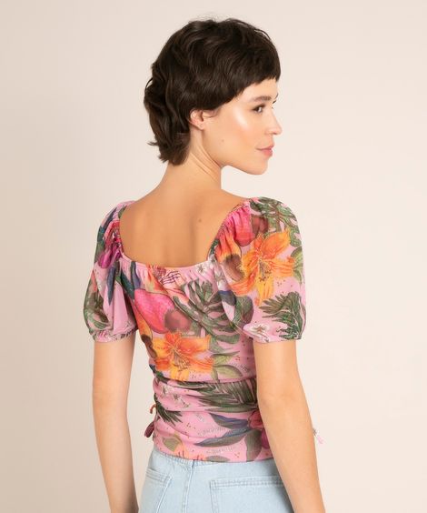 blusa de tule estampado floral com franzidos laterais decote princesa manga bufante rosa