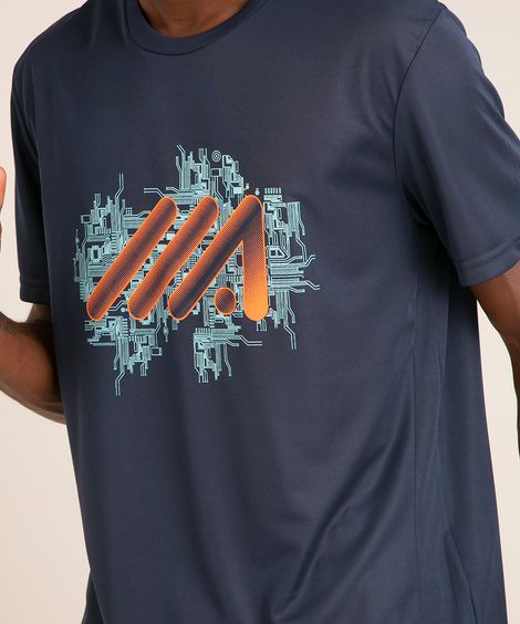 camiseta esportiva com logo e barra contrastante manga curta gola careca azul marinho