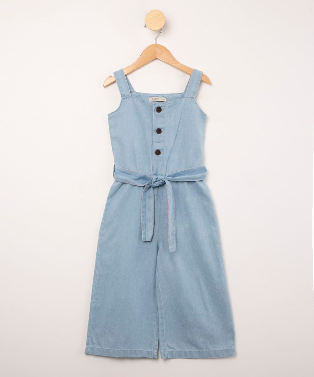 Macacão Jeans Infantil Pantalona com Botão e Faixa para Amarrar Azul Claro Menor preço em Macacão Jeans Infantil Pantalona com Botão e Faixa para Amarrar Azul Claro