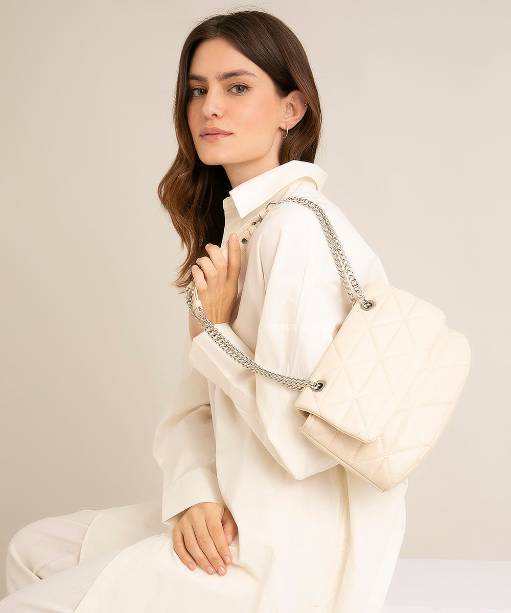 Bolsa matelassê <em>off-white</em>, da C&A