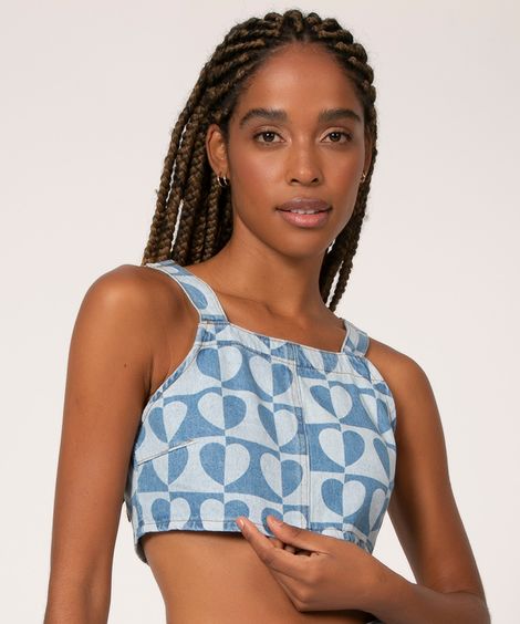 regata cropped jeans estampado corações alça média decote reto azul médio
