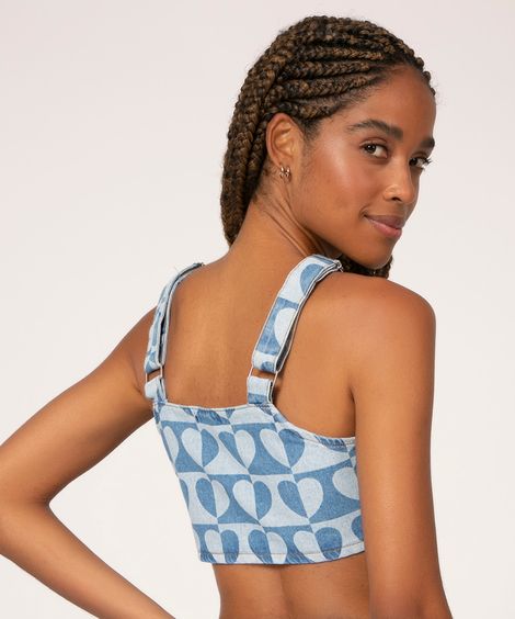 regata cropped jeans estampado corações alça média decote reto azul médio