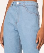 Calça Jeans Feminina Mom Cintura Super Alta Azul Médio detalhe cintura