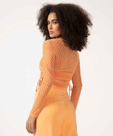 blusa cropped de tule manga longa decote redondo com amarração quadriculada laranja