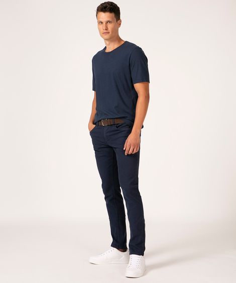 calça slim em sarja com cinto azul marinho