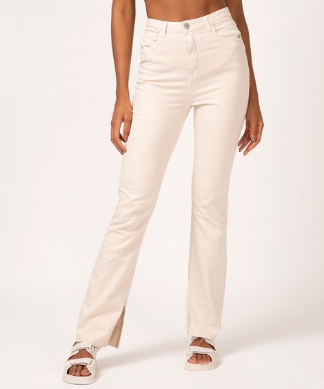calça de sarja flare com fenda bege claro