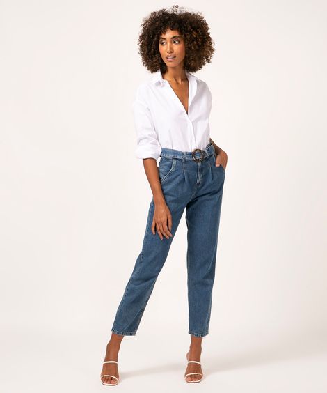 calça jeans baggy com cinto azul escuro