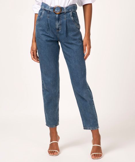 calça jeans baggy com cinto azul escuro