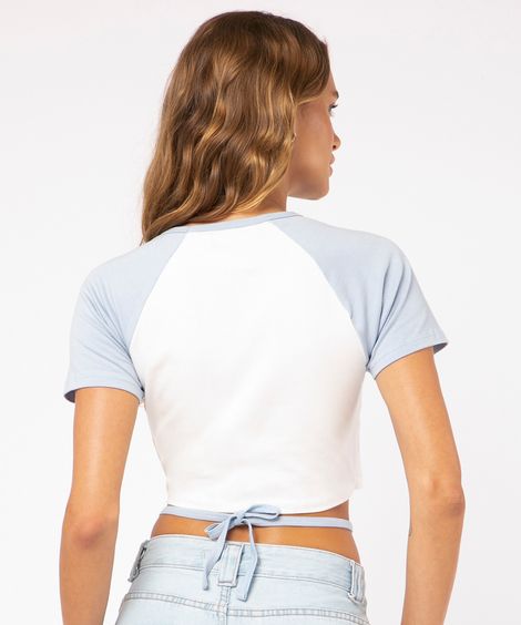camiseta cropped raglan estampa localizada branco off white
