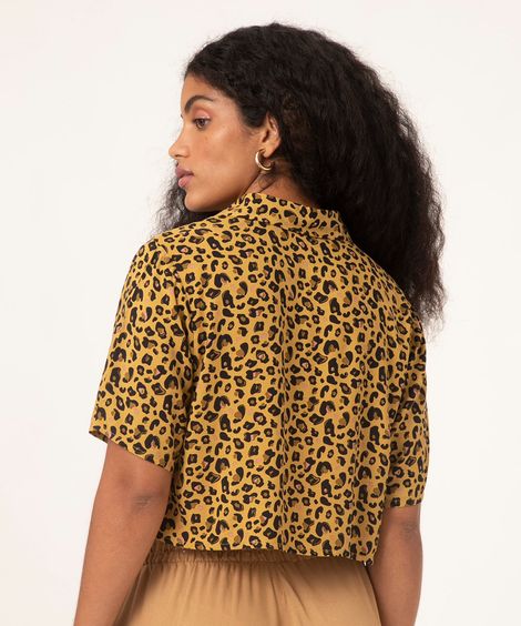 camisa cropped de viscose animal print bege