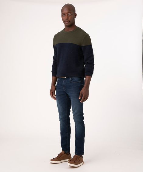 calça slim jeans com cinto azul escuro