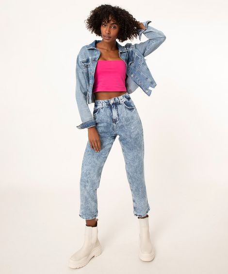 calça mom jeans cropped com elástico azul claro