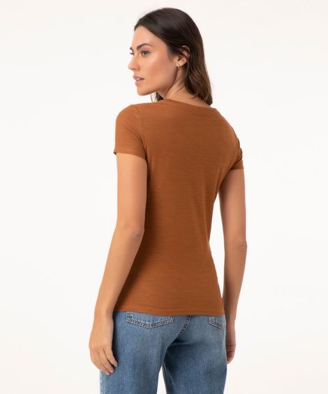 camiseta flamê básica decote v marrom médio