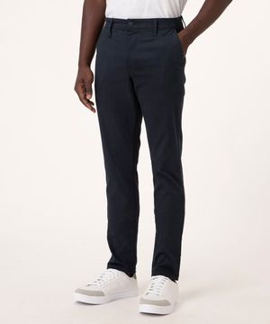 calça slim de sarja azul marinho