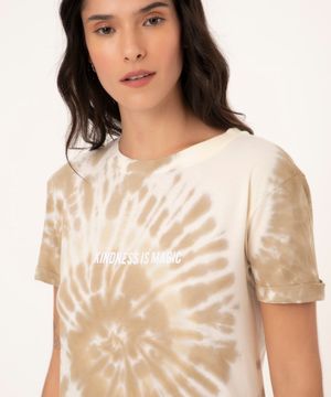 Blusa Feminina "Kindness is Magic" Estampada Tie Dye Manga Curta Decote Redondo Bege