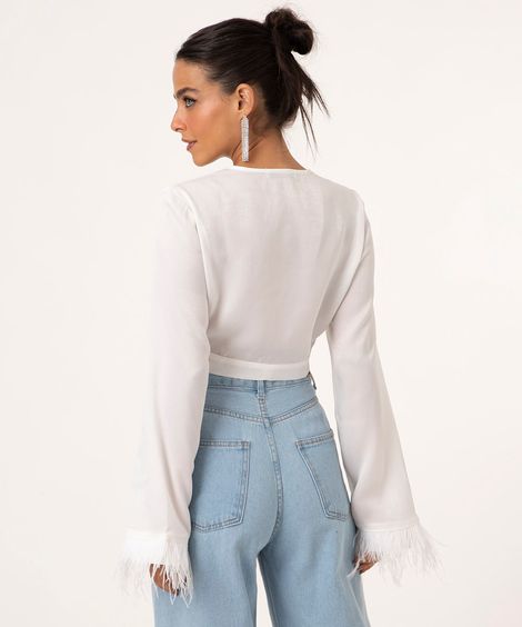 blusa cropped manga longa com plumas off white