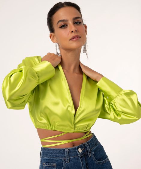 camisa cropped de cetim manga longa com amarração verde lima