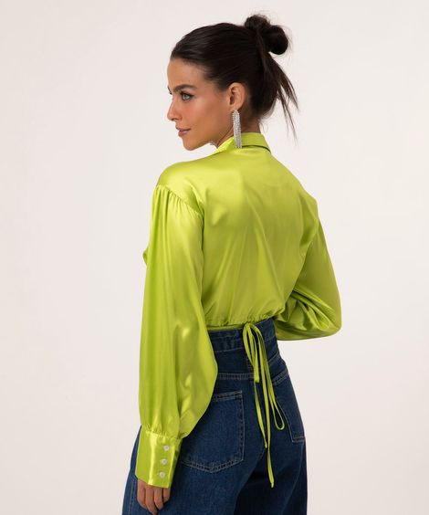 camisa cropped de cetim manga longa com amarração verde lima