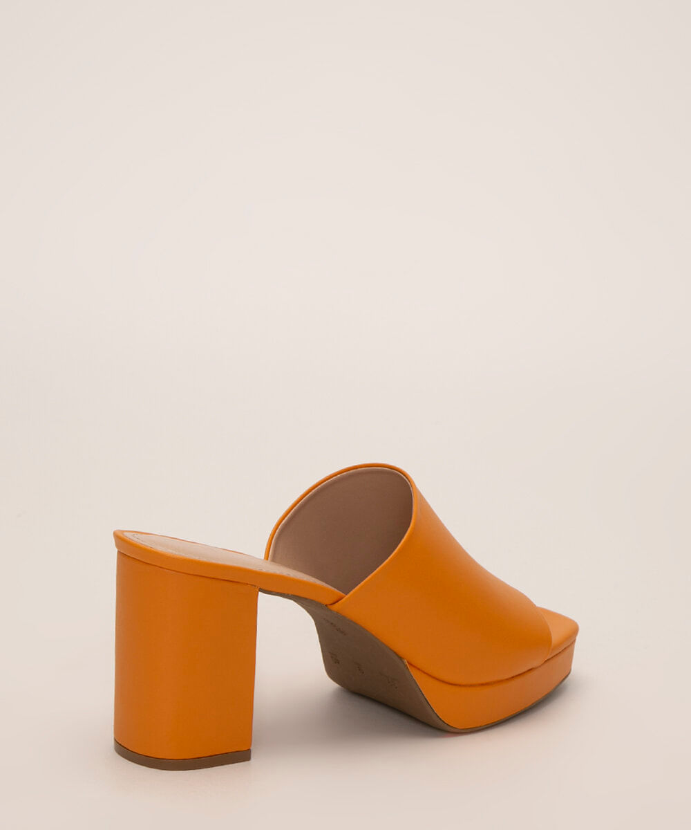 Sandália meia pata laranja, da C&A
