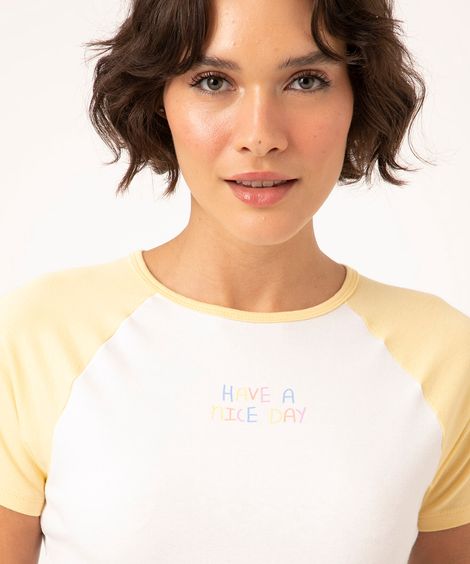 camiseta cropped baby look manga curta raglan off white