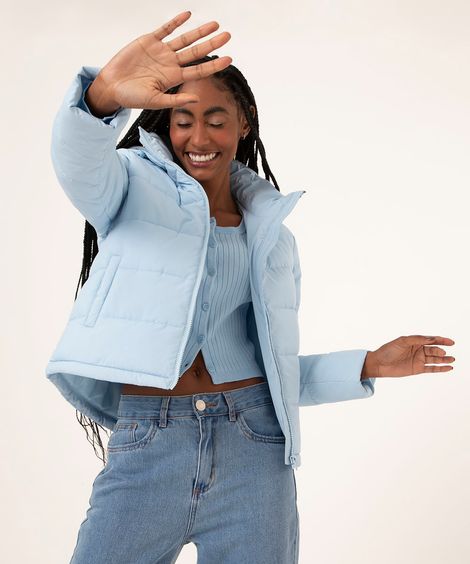 jaqueta puffer com capuz azul pastel