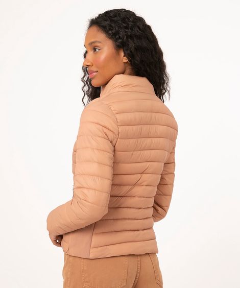 jaqueta puffer de nylon com recorte caramelo