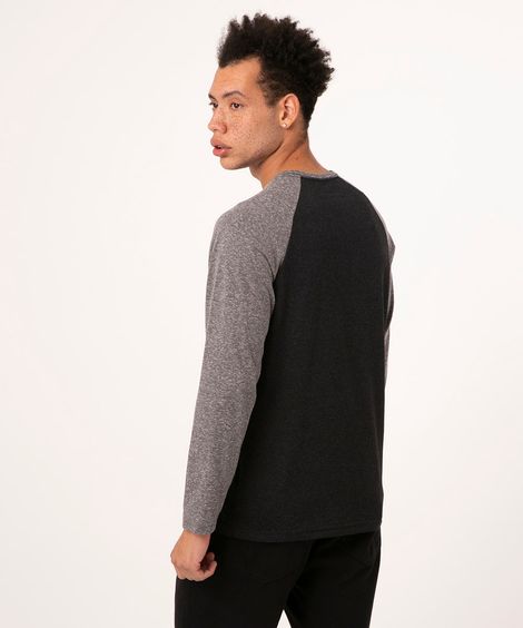 camiseta raglan manga longa preta