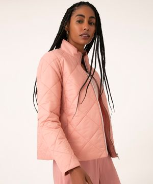 jaqueta puffer matelassê rosa claro