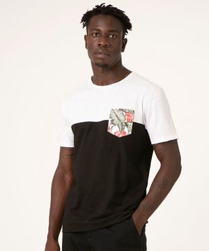 Camiseta Masculina com Recorte e Bolso Estampado de Folhagens Manga Curta Gola Careca Off White